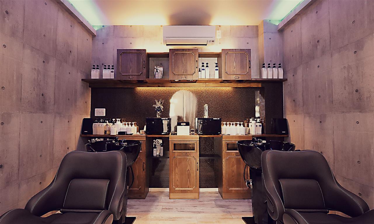 亀山市の美容院・美容室をお探しなら、ヘアカラーが人気のヘアサロンmaterialへお越しください。